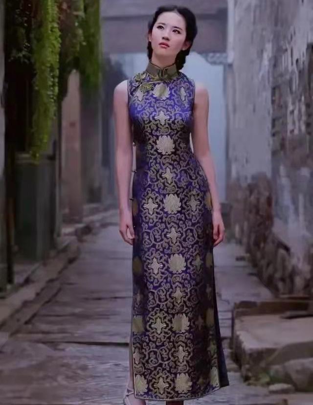 刘亦菲|刘亦菲在巷子里面拍大片，穿搭复古妆容淡雅，侧身状态羡煞旁人