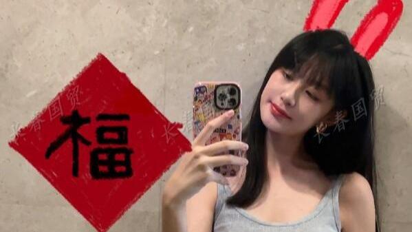 吴启华|吴启华14岁女儿近照曝光，颜值出众气质高冷，身材纤细大秀小蛮腰