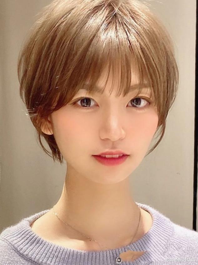 烫发 ?若你过了45,就少留长发吧,这5种“短烫发”更适合你,洋气减龄