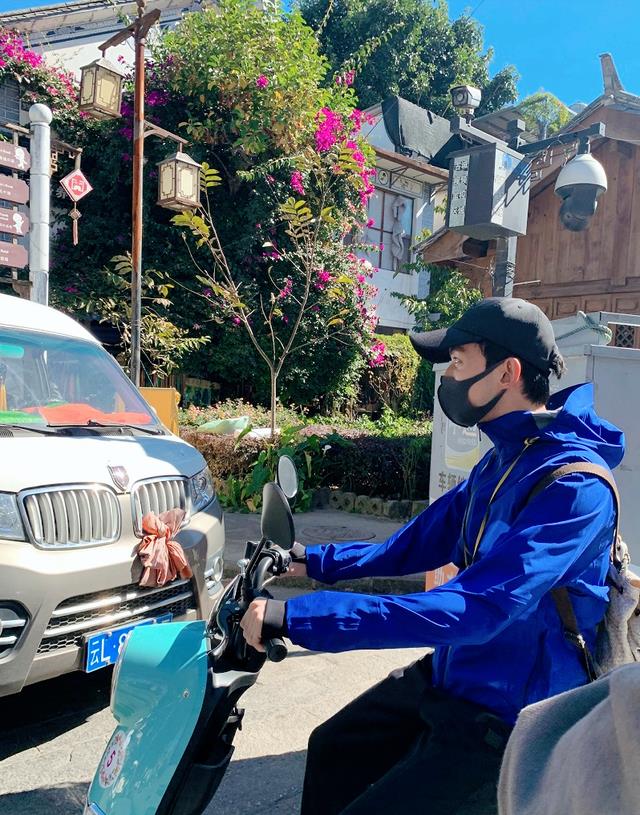 吴磊|吴磊背着一个丑包包游逛大理，网友：真是没有偶像包袱