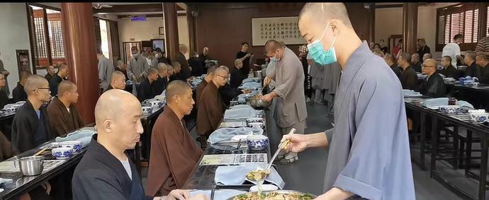 互联网+|1张广州某寺庙“逆天”工资单爆火，撕开了当下社会病态的遮羞布