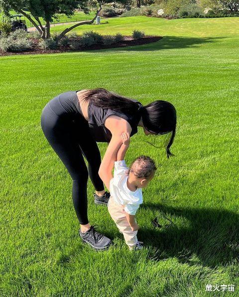 凯莉·詹娜|凯莉·詹娜光腿坐草地上，罕见晒出混血儿子，跟黑人男友越发甜蜜