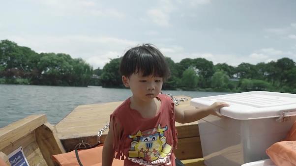 蔡少芬|张晋全家游西湖，儿子长相神似老爸，蔡少芬素颜出镜显苍老