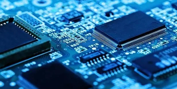 赛力斯|华为量子芯片为什么还是不能绕开光刻机，换道超车也还要被卡吗？