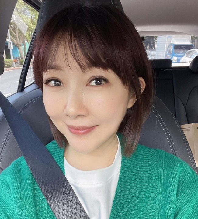 张家辉|49岁余皓然晒18岁嫩照!超强逆龄+逆天长腿