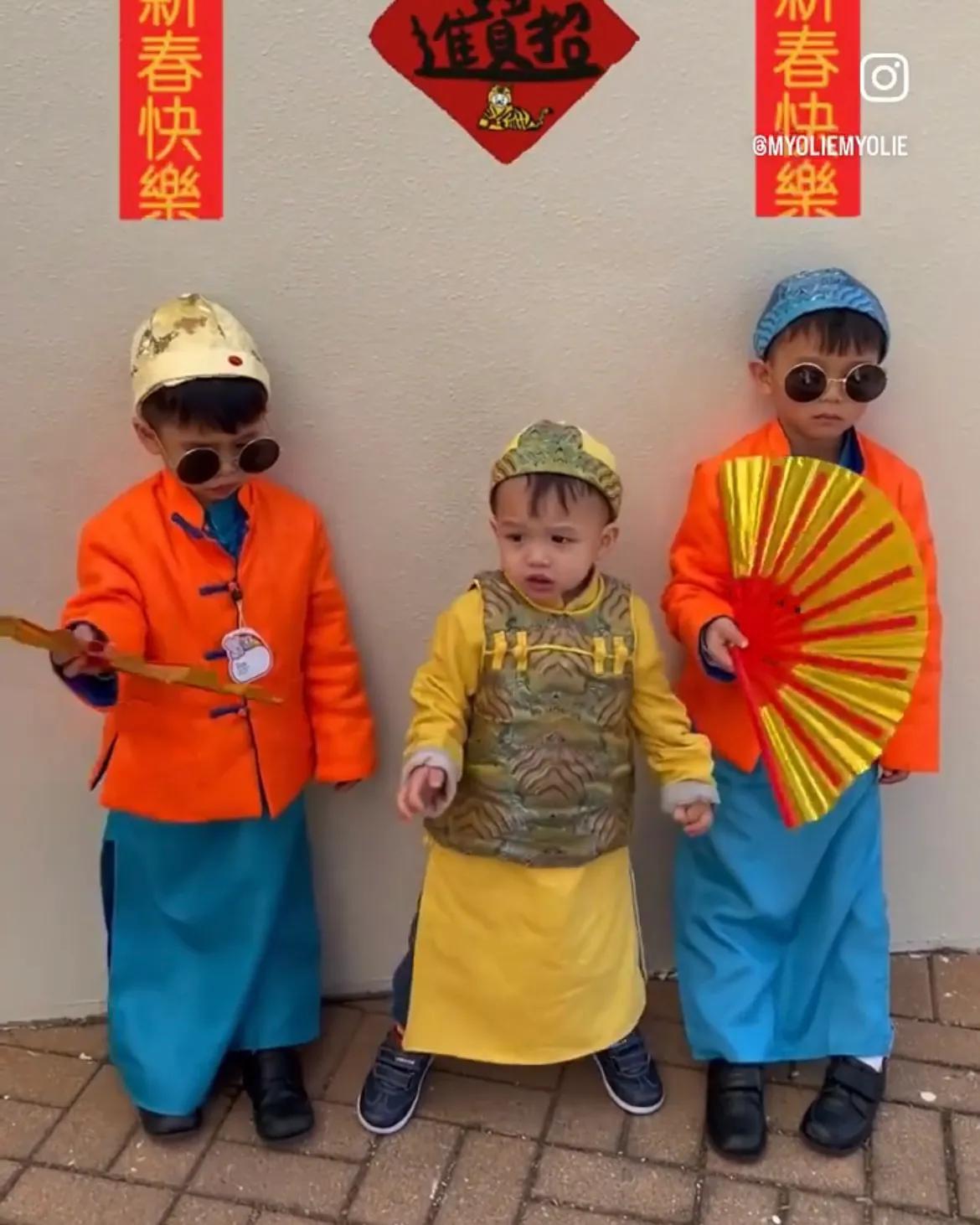 胡杏儿|胡杏儿仨儿子穿唐装送新年祝福,奕霆奕霖酷帅十足,弟弟呆萌可爱