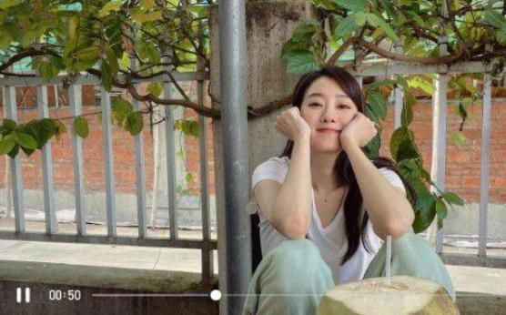 安吉丽娜·朱莉|张小斐晒出近照，氛围感超强，宛如18岁的少女