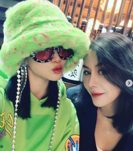 吴秀波|吴秀波前女友疑有新恋情，与壮硕男子甜蜜依偎，男方一身名牌吸睛