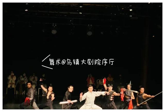 乌镇戏剧节|在乌镇戏剧节第三天的王一博,和程耳看戏剧,自在终被打破