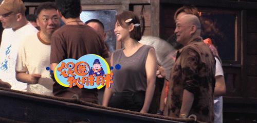 张雨绮|鬼吹灯“铁三角”又来了!张雨绮与潘粤明片场热聊丰腴身材养眼