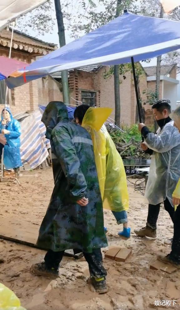 闫妮|闫妮素颜现身乡下拍戏,面容苍老状态憔悴,但被却赞接地气!