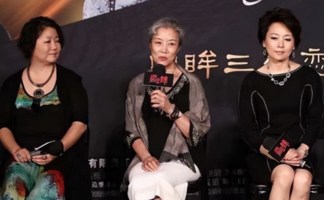 64岁张瑜这状态真好,穿小黑裙气质太优雅,皮肤细嫩光滑如少女