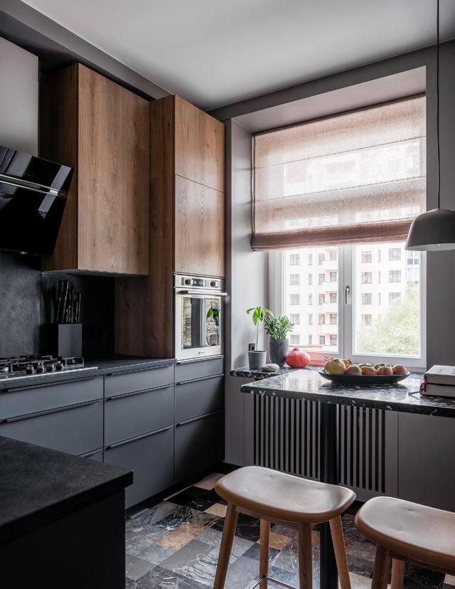 用舒适的深色调+复古风家具，实现老房逆袭，90平公寓的优雅世界