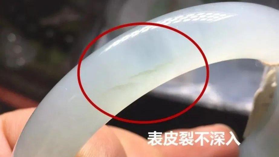 翡翠|怎么区分翡翠的裂、纹、棉？哪个对翡翠价值影响更大！