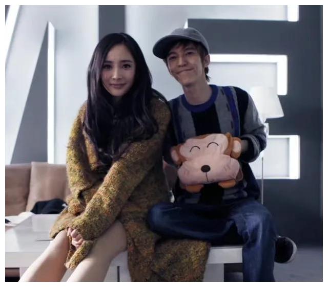 杨幂郭敬明近况曝光！勾肩搭背，杨幂的腿太引人注目