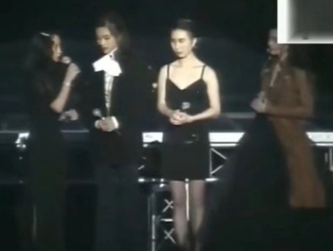 何超琼|59岁何超琼人生太传奇了！跟陈百强有缘无分，穿黑裙含泪颁奖超美