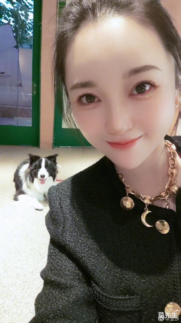 金莎|真是反向美颜！39岁金莎晒自拍认不出来，发际线靠后堪比清朝阿哥