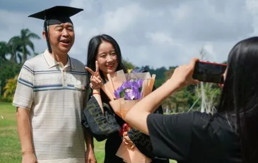 赛风|儿子从名牌大学毕业,老两口却强颜欢笑,“没想到他在画大饼”