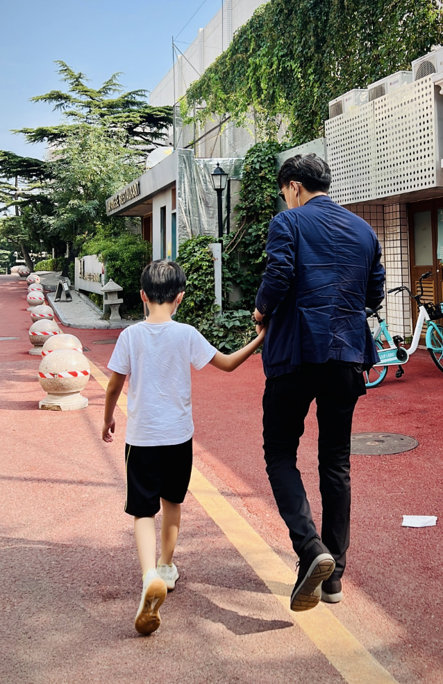 魏大勋|李佳为46岁靳东庆生,父子三人玩叠罗汉,李佳淡定拍照好幸福