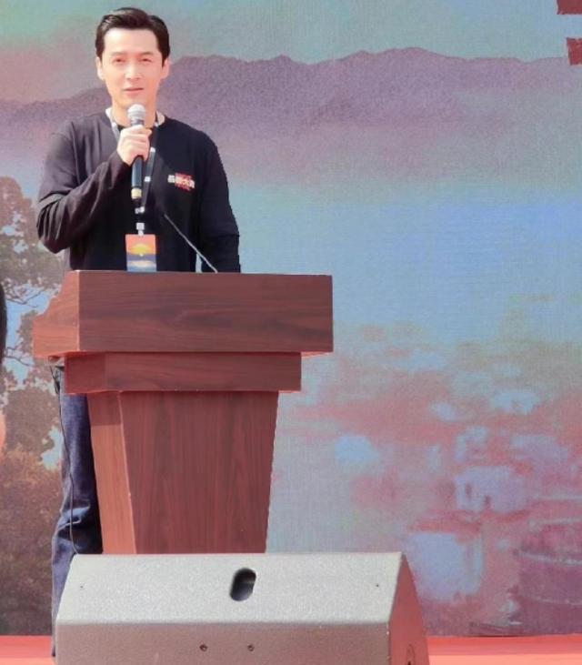 娱乐圈|《县委大院》正式开机!张新成吴越现身,大背头胡歌男神范十足