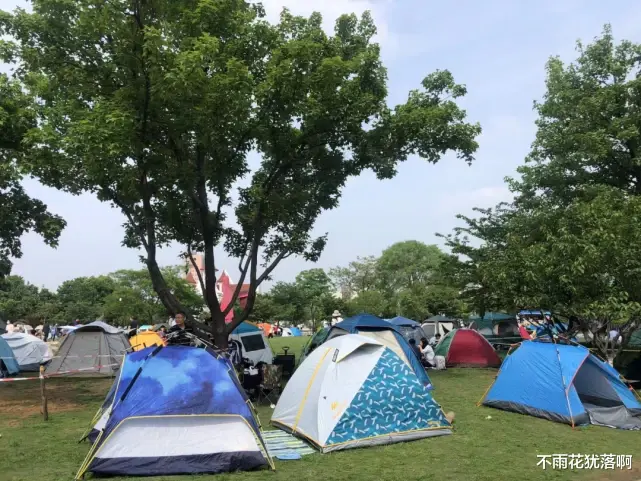 露营|假期露营地一票难求“一个帐篷顶县城一套房”行业玩家对标万达广场