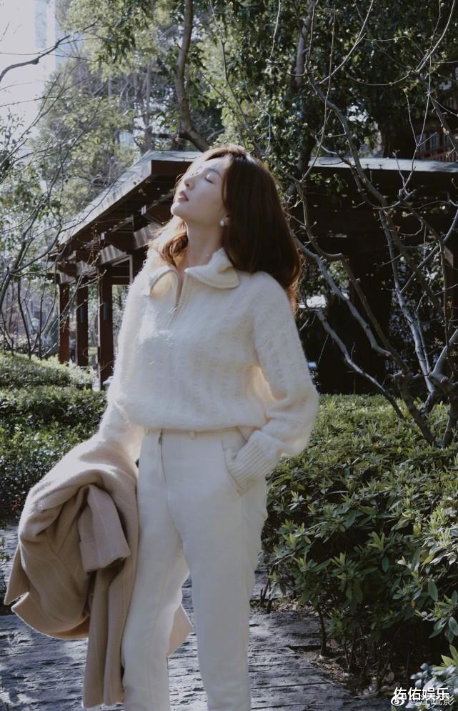 江疏影|江疏影午后自拍好温柔，笑容甜美超治愈，身材窈窕惹人羡