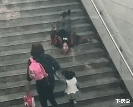 “你会扶倒地的老人吗?”两起老人摔倒事件,看透了人性的善与恶