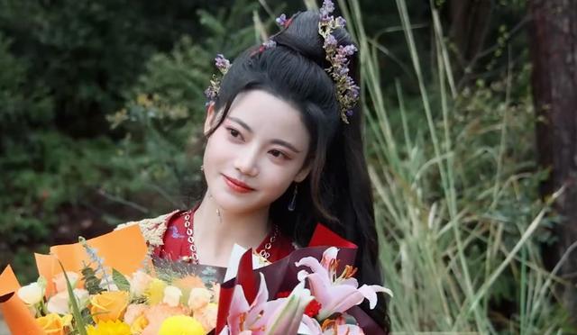 长月烬明|本冲着白鹿去看《长月烬明》，不料被21岁的她吸引，新“妖女”？