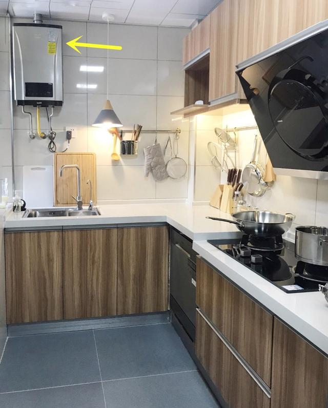 燃气热水器，他家跟空调外机都挂外墙上，胆真大，国内看不到几家