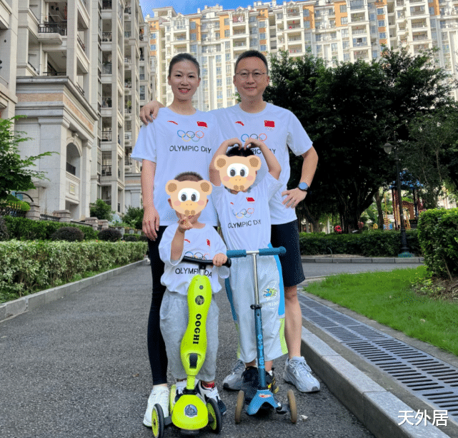 易思玲|中国奥运首金女神晒一家四口：33岁生俩娃，老公比她显老！