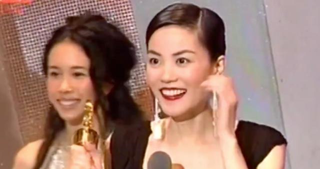 张小斐|女演员获奖时的表情，周冬雨愣了，张小斐飙泪，热巴捂胸惊讶！