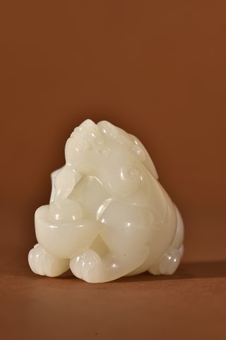 |和田玉瑞兽献宝把件