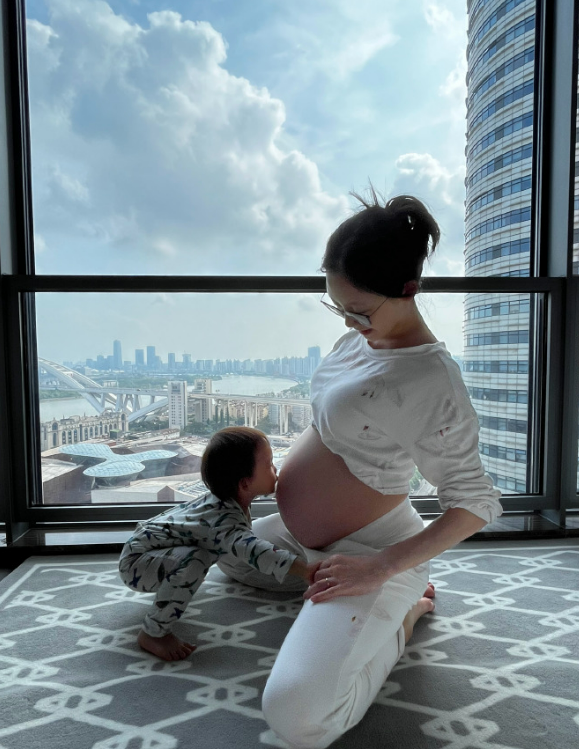 郑恺|36岁郑恺官宣二胎得子！婴儿小手十分白嫩