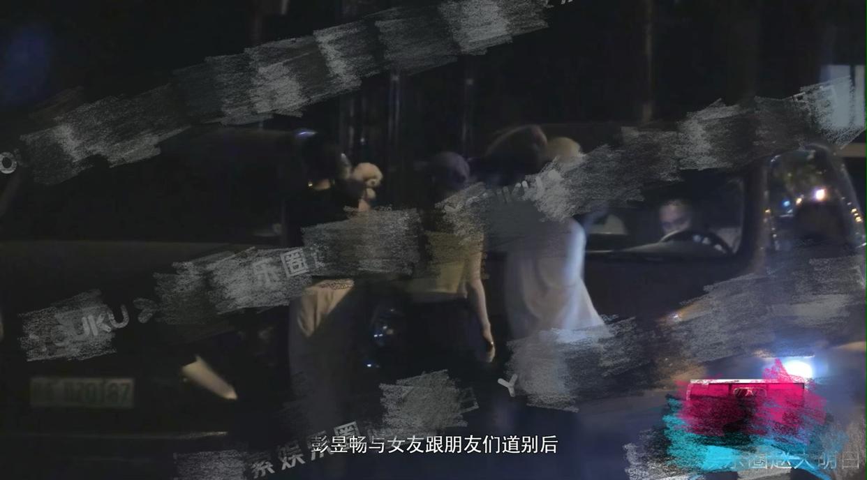 带货|彭昱畅携女友玩飞盘,女友化身小迷妹不停为他拍照,感情稳定好甜