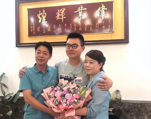 带货|改风格了!田静周末现身直播带货显干练,人气两千左右下滑明显