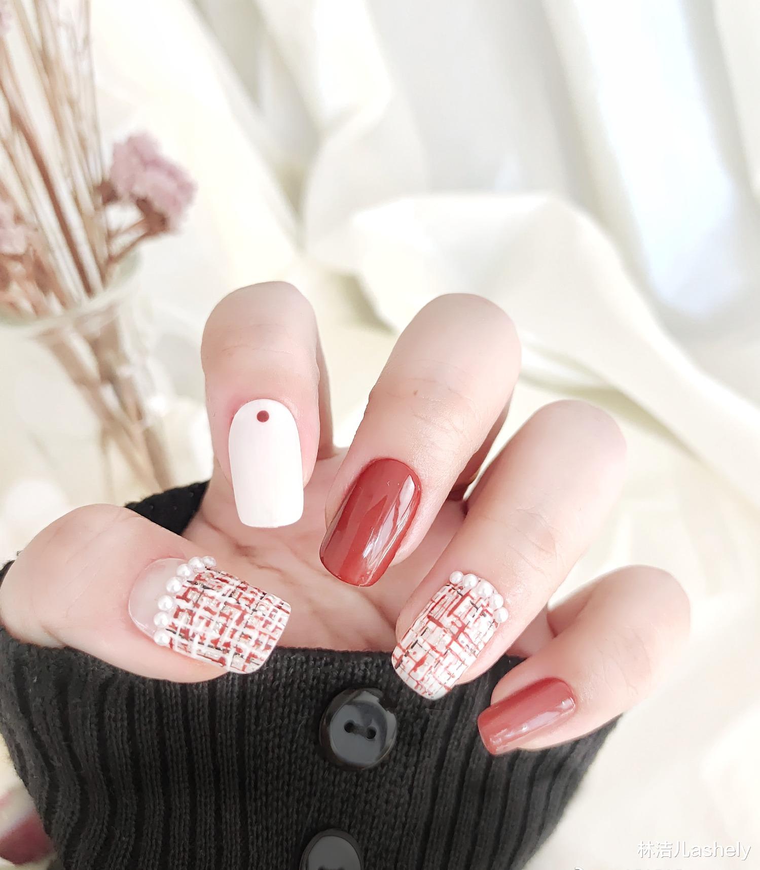 美甲 杨幂、热巴都是红色美甲控，2022新年做个复古红美甲，红火一整年