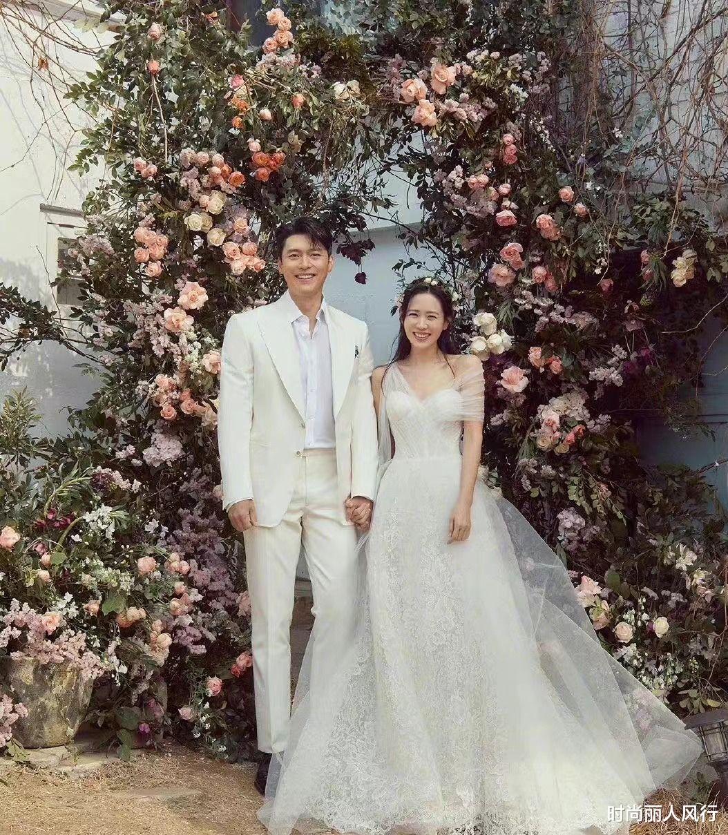 孙艺珍|孙艺珍玄彬婚纱照首曝光！孙艺珍连换两套婚纱，准新娘一脸灿笑
