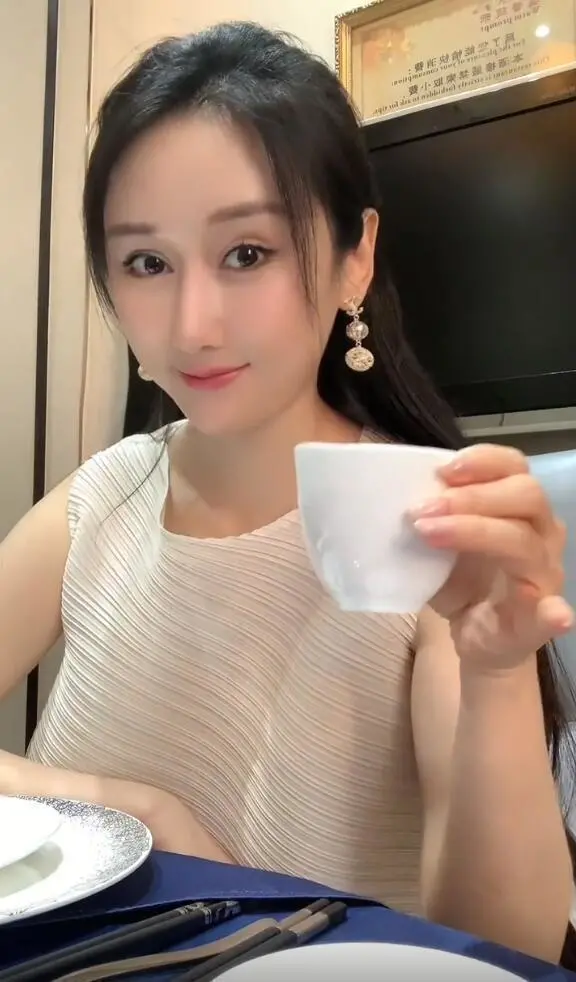 向佐|向佐视讯女网红讽刺郭碧婷人品，念念不忘向佐，自诩活得精彩！