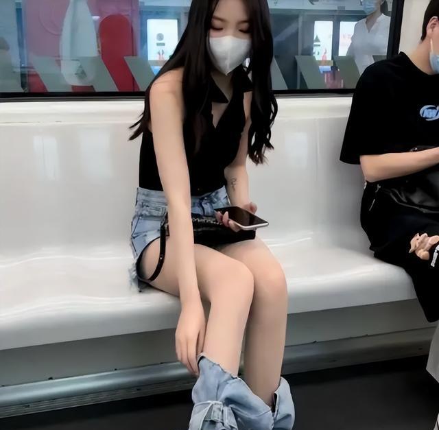 回顾:地铁上,一女子裤腿掉在脚腕处,网友:接受不了