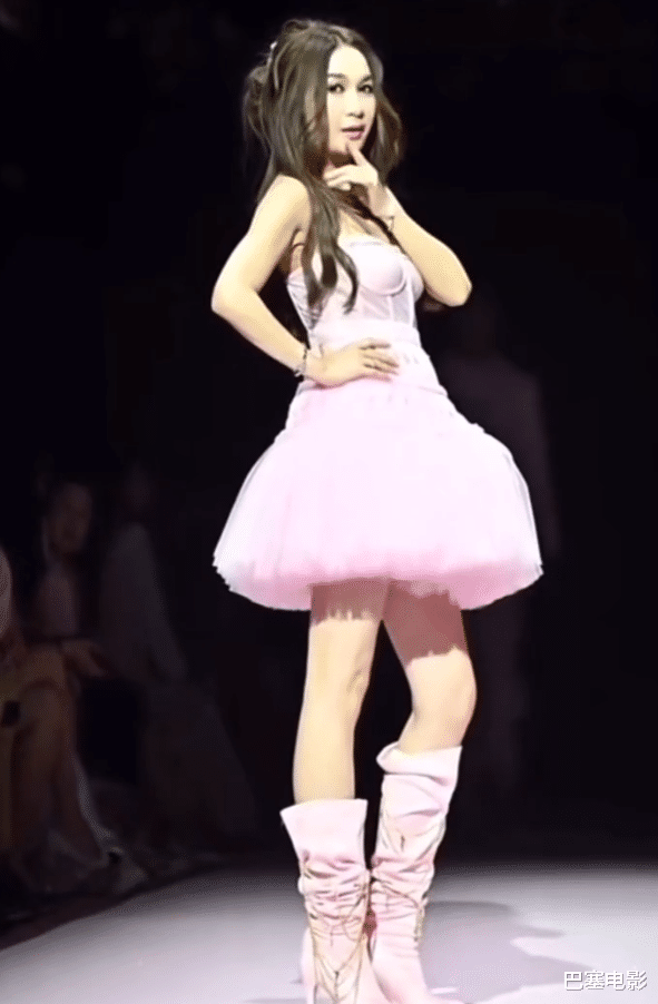 陈志朋|有一种做作叫明星走秀，千奇百怪、扭捏好笑，蔡少芬陈志朋在干嘛