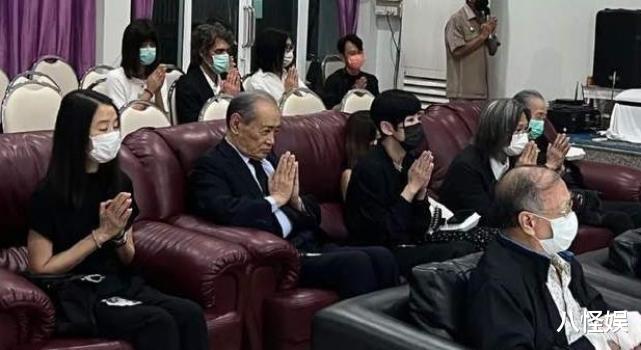 陈可辛|陈可辛吴君如一家外出用餐,16岁女儿打扮成熟颜值突出,引人侧目