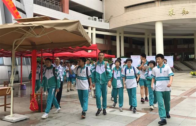 高考|职校老师自掏腰包发红包引导学生学习兴趣,家长批评老师恶意诱导