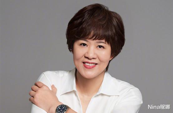 穿衣搭配 郎平新发型堪比“整容”,穿夹克烫羊毛卷现身变萌妹,形象大变样