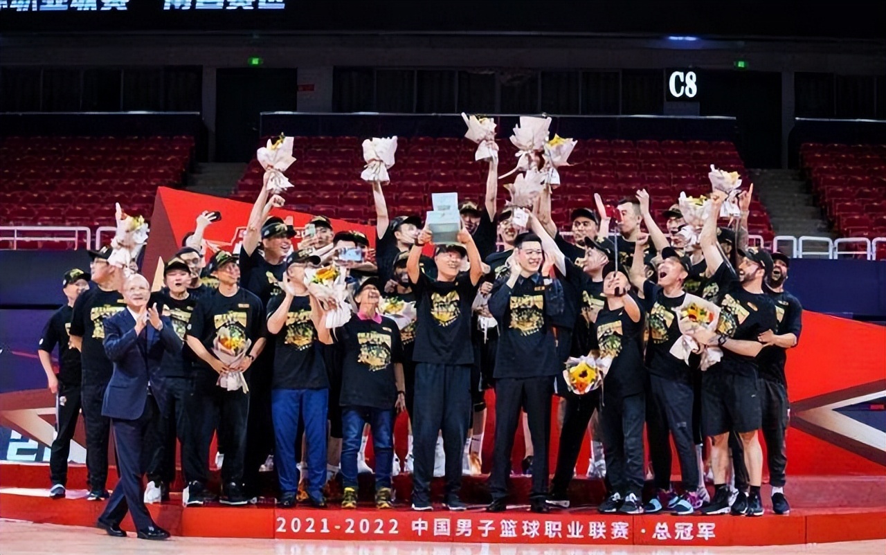 辽宁男篮|辽宁广东陷入抢人大战？2米25内线回归，高诗岩或再成“牺牲品”