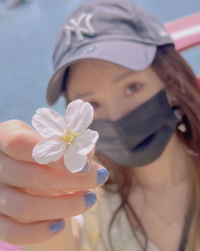 杨幂|杨幂张大大春游被偶遇,晒出美照,网友:《山村老尸》同款