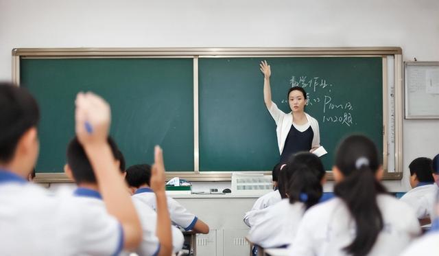 教师|教师行业出现“3大现象”，背后原因引人深思，尤其是中小学老师