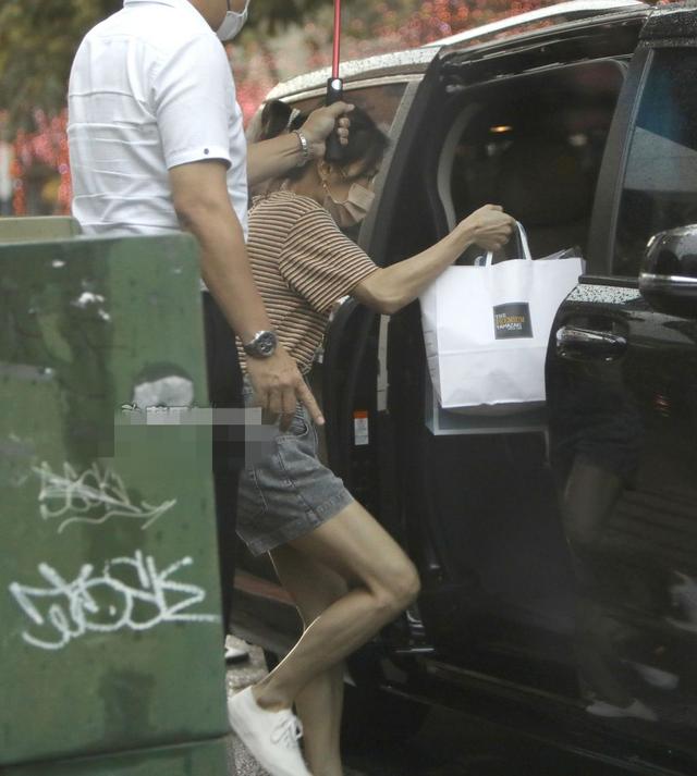 庾澄庆|61岁庾澄庆二婚娇妻近况！打扮年轻似少女，出门有强壮保镖护送