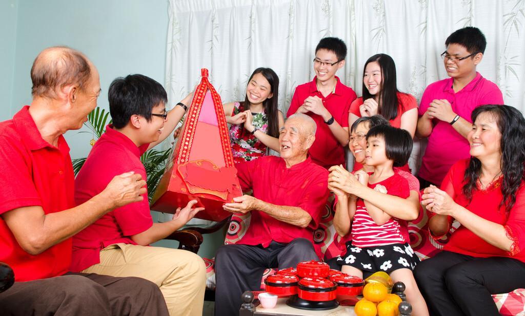 家人团聚把酒赏月,亲情温暖共话中秋