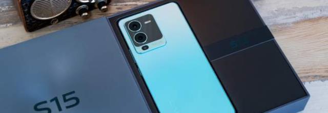 折叠屏|OPPOReno8、荣耀70、vivoS15都是线下机型,如何选择会好些?