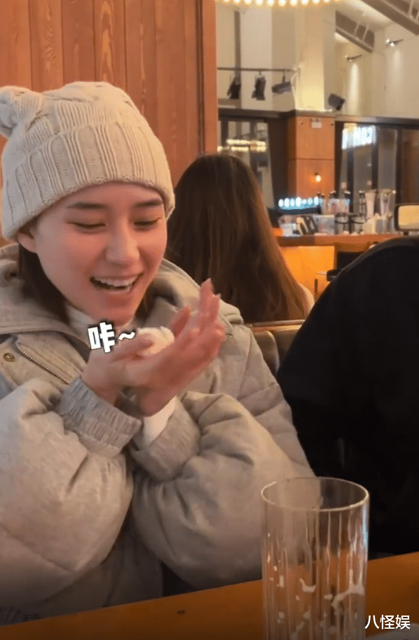 何超莲|何超莲整蛊窦骁，假装变魔术往男友嘴里塞纸团，相爱相杀日常好甜